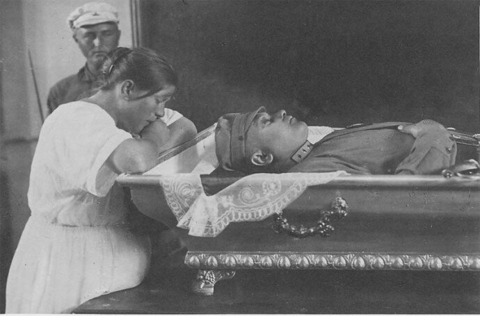 1925 г. Ольга Петровна Котовская у гроба мужа 