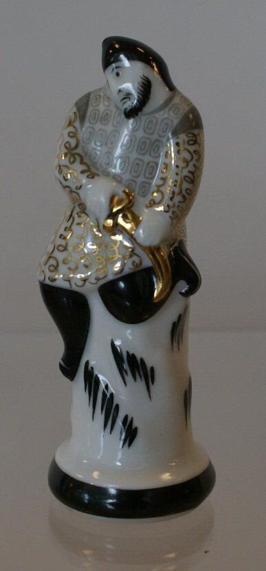 Еропкина Эльвира Игоревна (1944–2004), автор модели. Орлова Лия Фёдоровна (1932 г.р.), автор росписи.  Пешка чёрная «Половец». Шахматы «Руслан и Людмила». 1980. ЛФЗ. Государственный Эрмитаж / Инв. № Мз-С-9266. Источник: goskatalog.ru