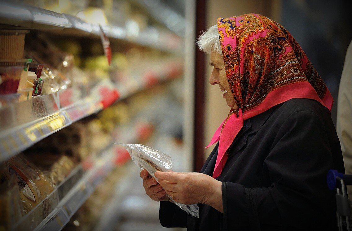 Старушка в магазине в карантин