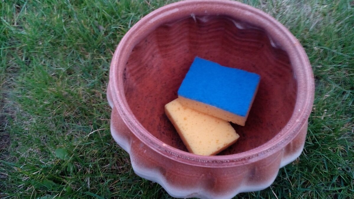 Губку кладем на дно цветочного горшка. Фото автора 