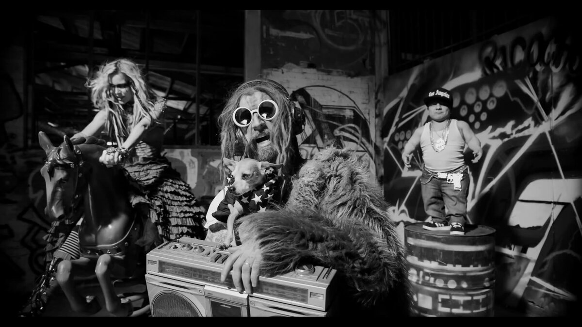 Кадр из клипа "Dead city radio and the new gods of supertown".