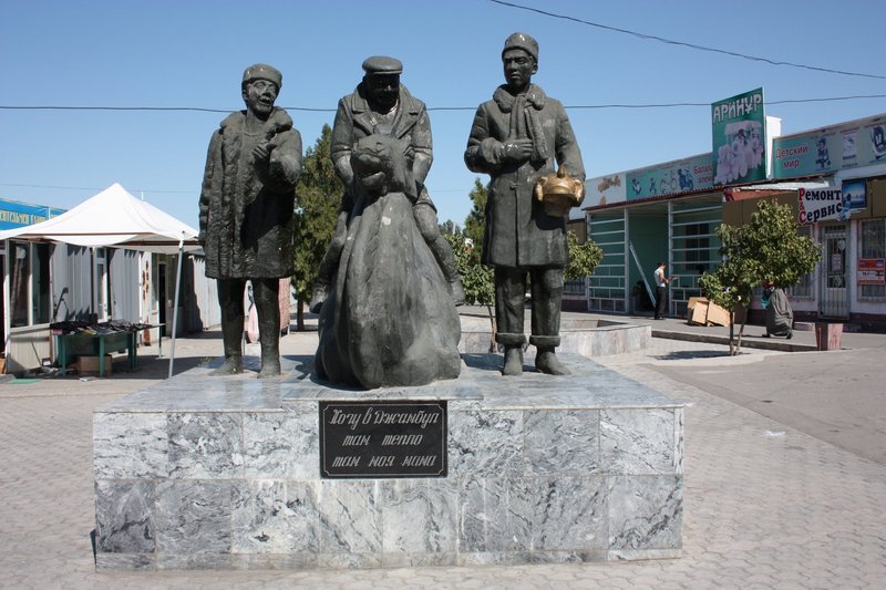 Памятник в джентльменах удачи. Памятник джентльмены удачи в Таразе. Памятник джентльменам удачи в Джамбуле. Памятник в Джамбуле джентльмены.