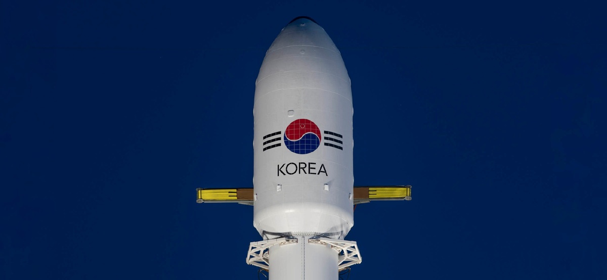 Falcon 9 с аппаратом Anasis-II перед запуском (источник: SpaceX)