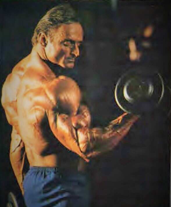 Попеременный подъем на бицепс. Одно из самых эффективных упражнений! Необходимо осуществлять подъем веса только силой бицепса, исключая помощь плечевого пояса и широчайших. Для этого держите туловище подчеркнуто прямо, допуская легкий наклон в сторону работающей руки. 