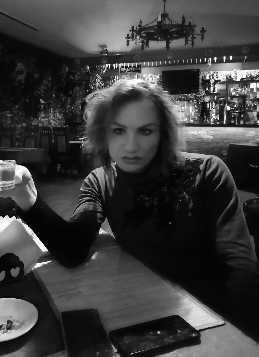 Всё съела, осталось только запить. Ваше здоровье... 