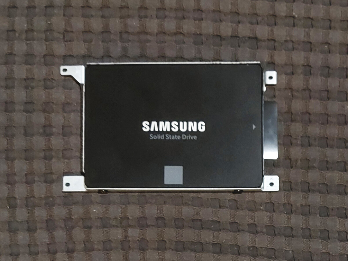 SSD SAMSUNG 860 EVO установлен в салазки от родного HDD