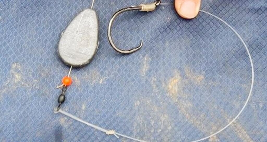 Ловля сома на перемёт отличается повышенными толщинами шнуров и поводков, а также крупными размерами крючков.