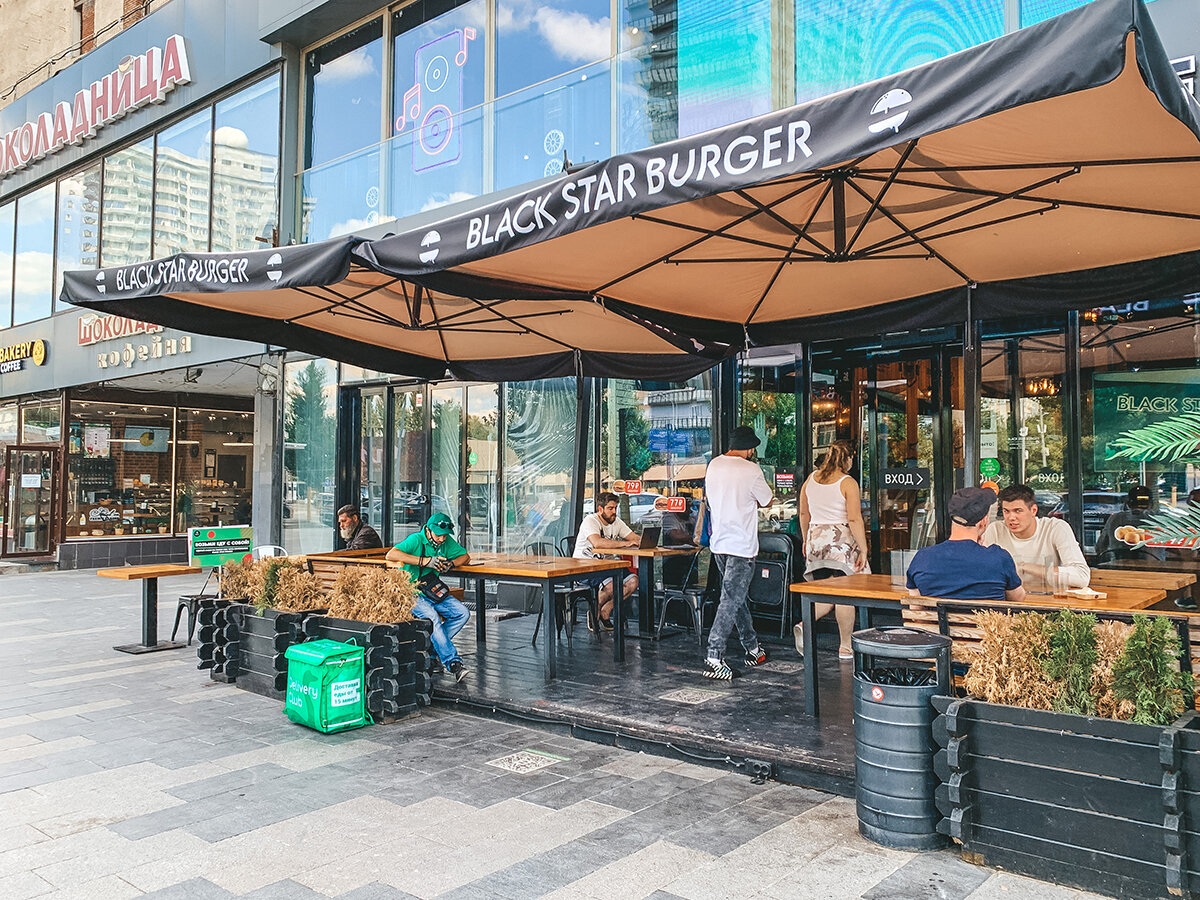 Вход в Black Star Burger