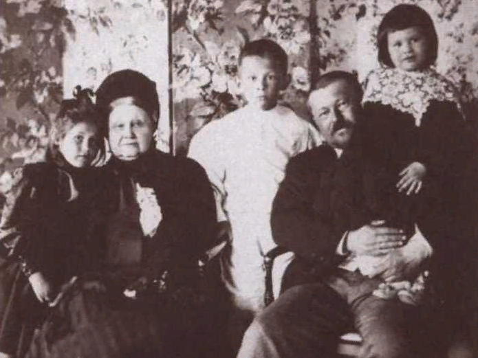 Савва Морозов со своей матерью и детьми Марией, Тимофеем и Еленой