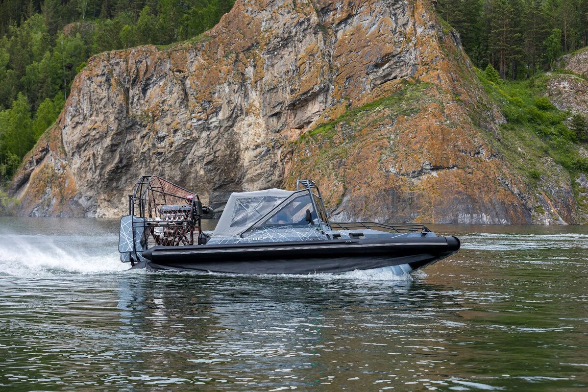 Аэролодки с виду небольшие, но, например, на аэролодке «Фантом 650» от компании «Север» можно путешествовать впятером