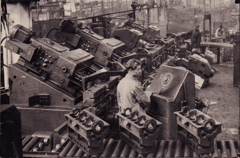 Двигатель ГАЗ-11/51/52 - тот ещё долгожитель: на автомобили его устанавливали более полувека, с начала 1940-х по начало 1990-х. И хотя конкретно это было явным исключением, другие семейства наших моторов также продержались на конвейере очень долго. Для его производства использовалась куча специализированного станочного оборудования, просто так взять и заменить которое долгое время не получалось по объективным причинам.