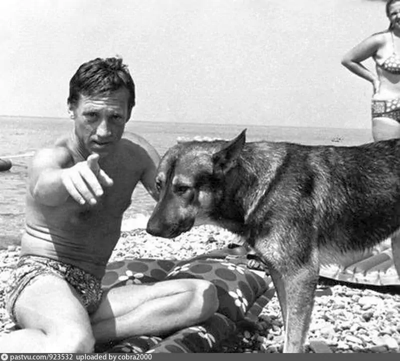 https://pastvu.com/_p/a/c/o/9/co9ravilph22qjv6cb.jpg Высоцкий и батумский пес