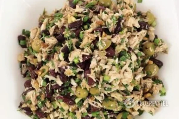 Готовый салат с курицей и фасолью