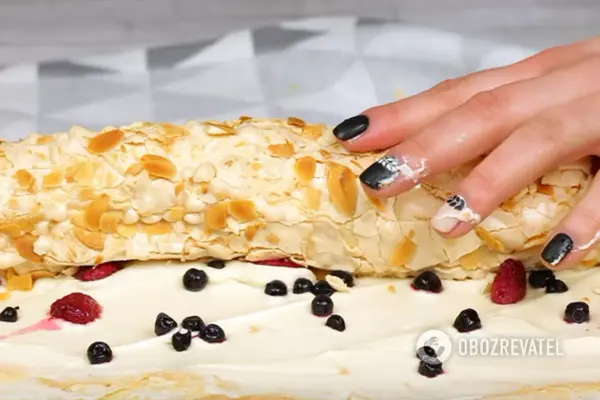 Аккуратно заворачиваем меренгу в рулет