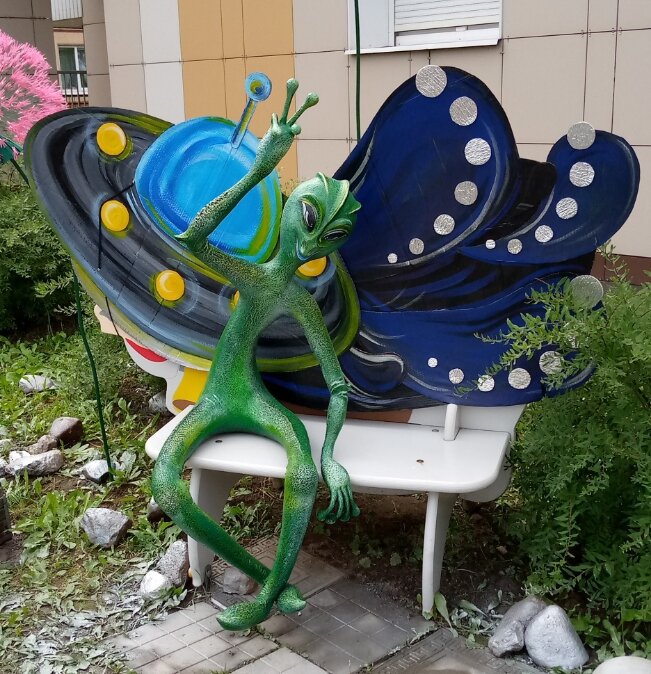 Довольно крупный получился. Задний фон собран из кусков гофрокартона, раскрашен акриловыми красками.