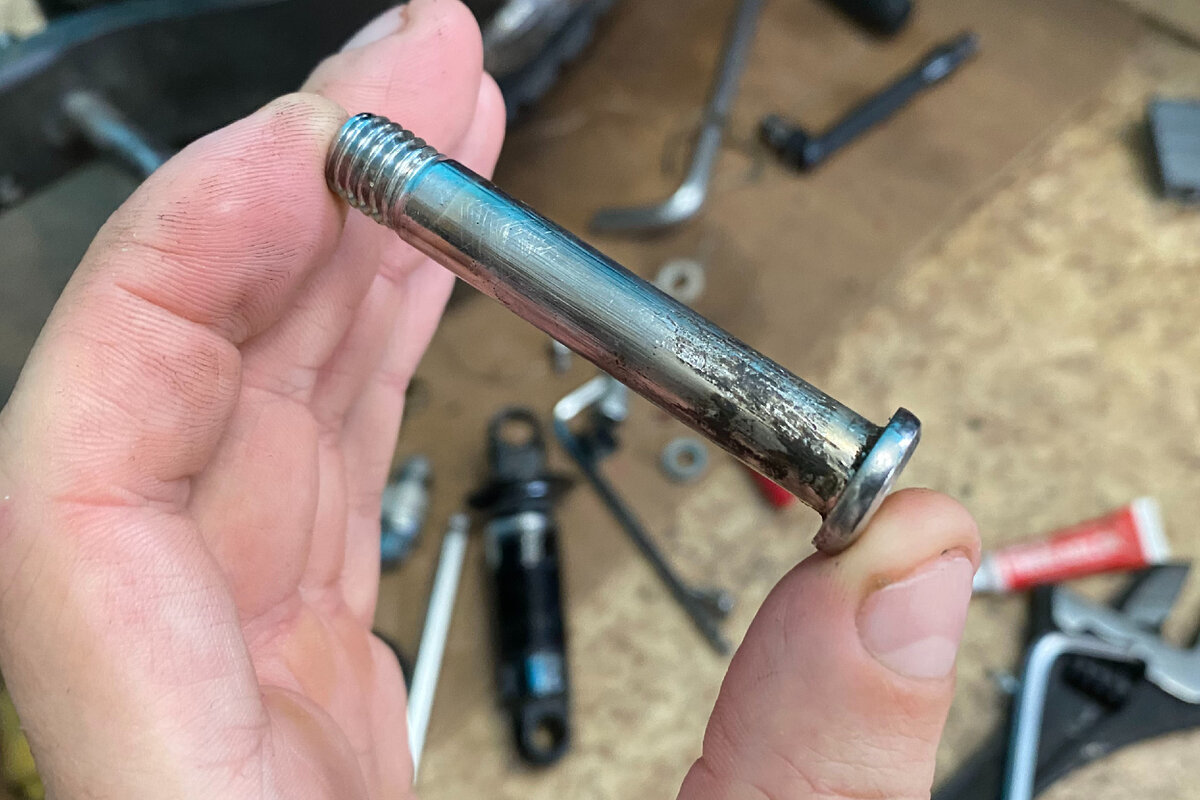 Шток амортизатора, на котором была резиновая проставка-демпфер.