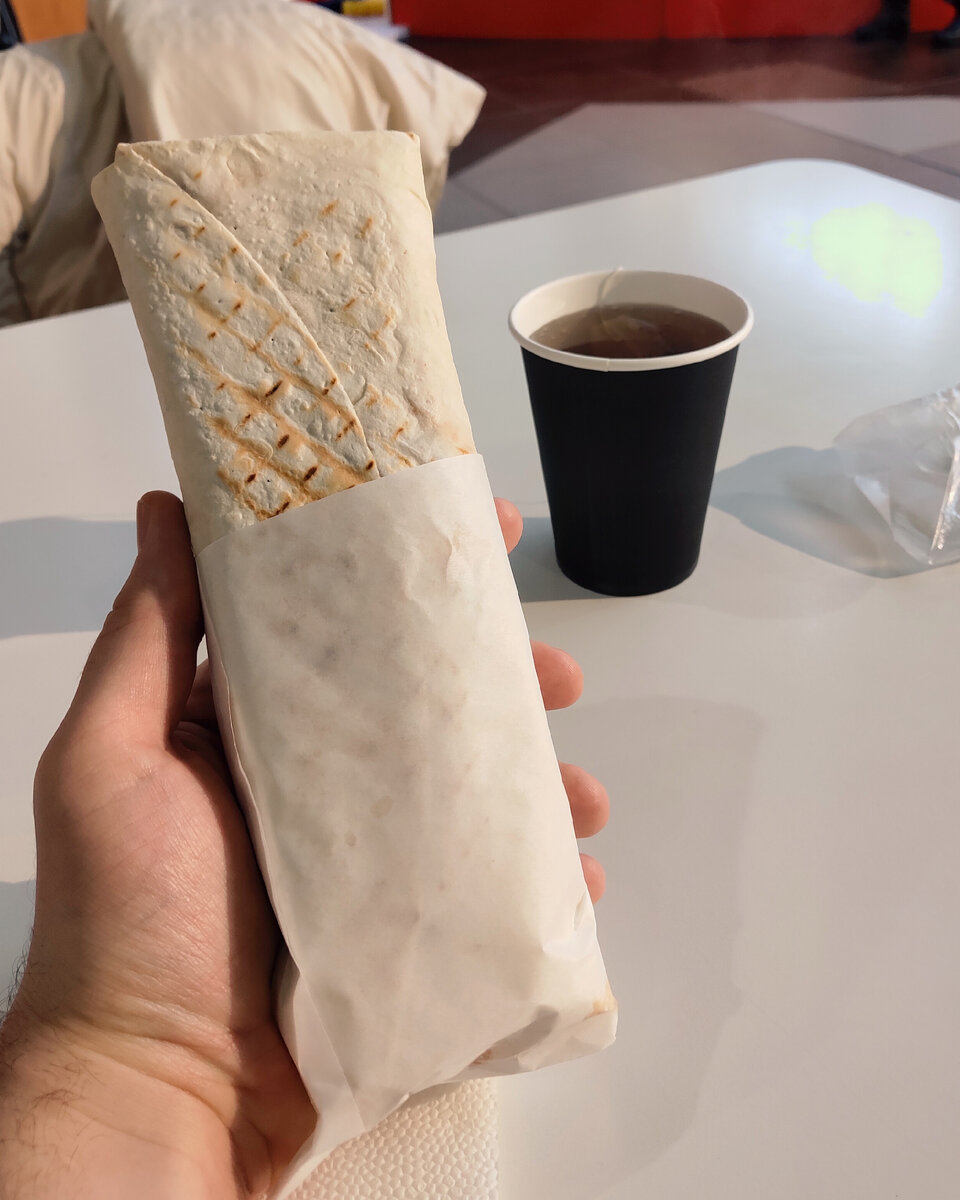 Стандартный размер оказался максимально привычным и не разочаровал. Для тех, кто покупает шаурму в обычных окошках около метро это обыденная классика. Смазать верхушку блюда соусом не было предложено, что грустно и немного убавляет стрит-фудной магии. На вывеске рядом с меню основное блюдо изображено завёрнутым в тонкую питу на манер греческого Гирос, что на деле конечно не так. Понятно, что большинство берёт картинки для рекламных баннеров из свободного доступа, но ведь не составляет большого труда подобрать изображение, которое не вводило бы гостя в заблуждение.