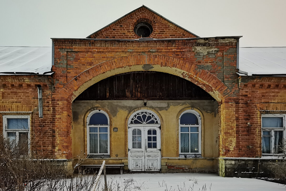 Углубился в заросли и нашёл там скульптуру, а также сделал фото  