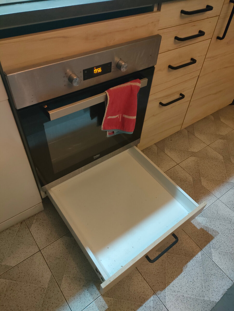 Ящик не задвигается. Никак!  Видимо, Вселенная ненавязчиво напоминает о незакрытых гештальтах. 