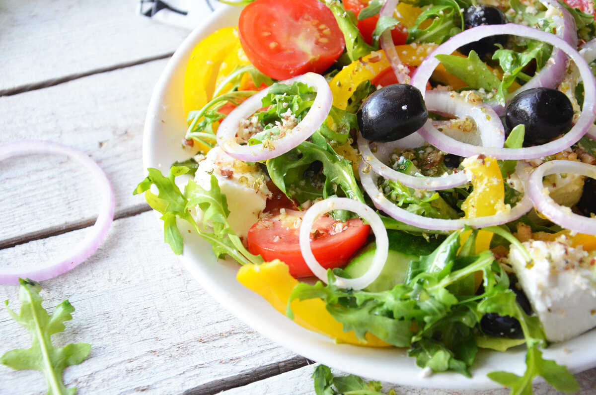 Настоящий греческий салат рецепт. Греческий салат с моцареллой. Greek Salad(греческий салат). Греческий салат с сыром Фета. Греческий салат Ивлева Константина.