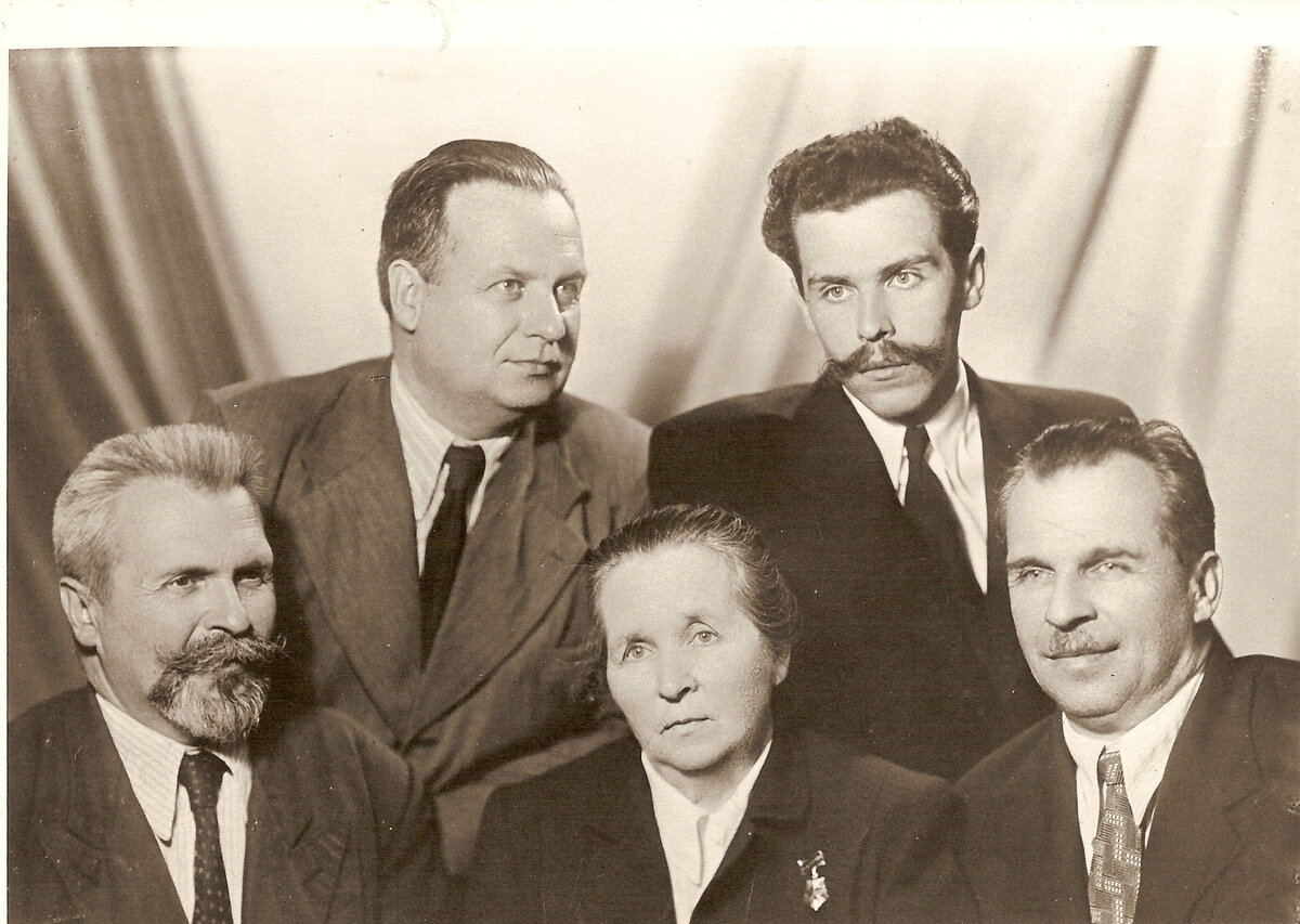 В семейном кругу. Константин Нечаев (будущий митрополит Питирим) в верхнем ряду справа