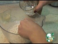     Понемногу вливаем воду и замешиваем тесто.