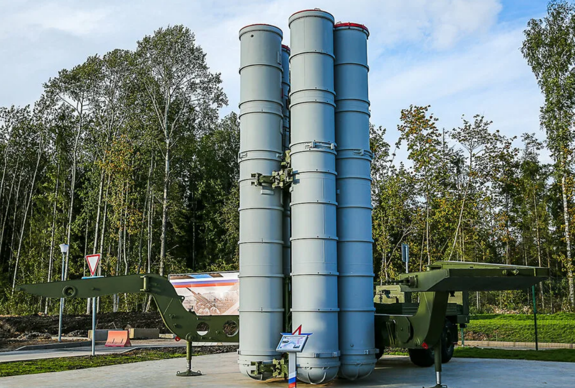 Так выглядели самые первые модификации знаменитого ЗРК С-300. С тех пор очень многое изменилось и в комплексе, и в способах его транспортировки. Фото "Алмаз-Антей"