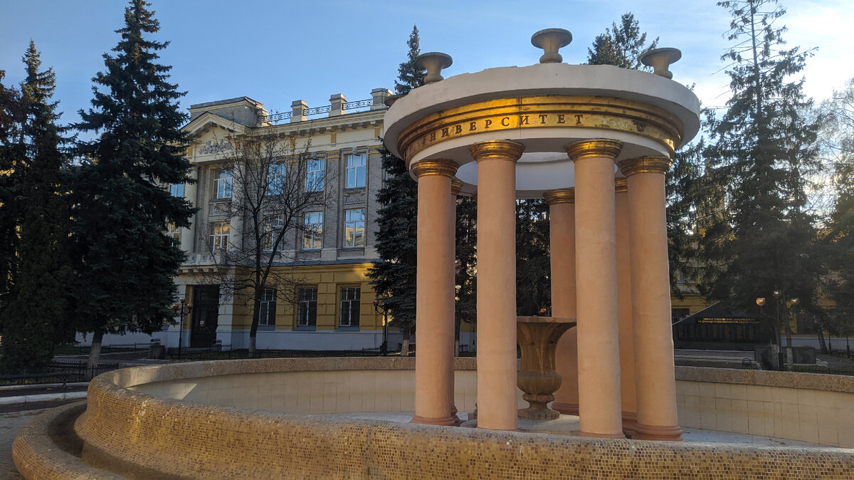 Корпус на заднем плане