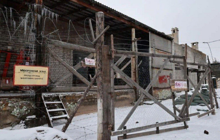 На заглавном фото: один из лагерей для пленных (в том числе и гражданских лиц) батальона "Айдар" 