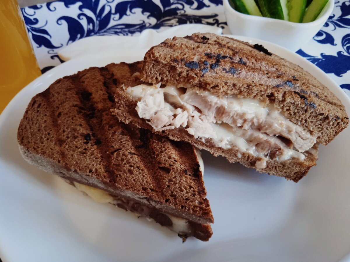 Надо было, наверное, положить больше моцареллы, тогда сыр тянулся бы. Но и так вышло больше, чем очень хорошо.