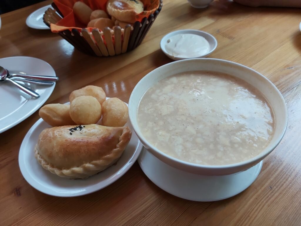 Баурсаки, самса и чай с молоком и разным прочим