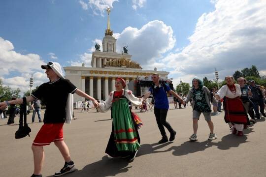    В День России на ВДНХ прошел массовый хоровод дружбы