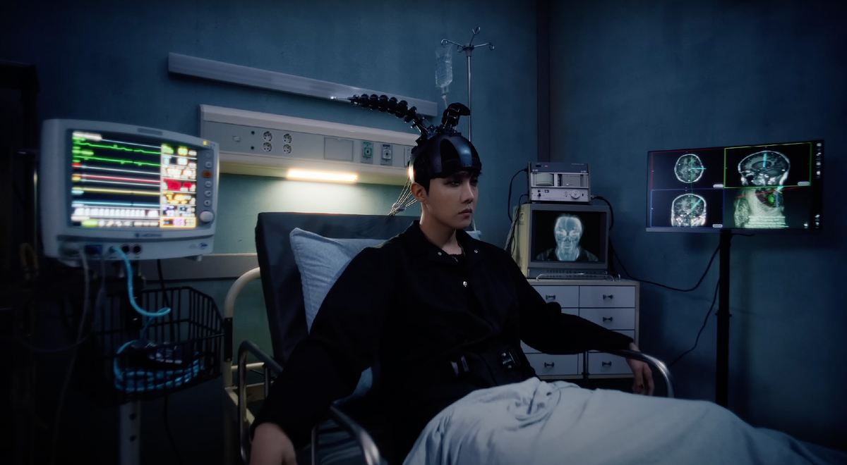 момент из клипа MORE