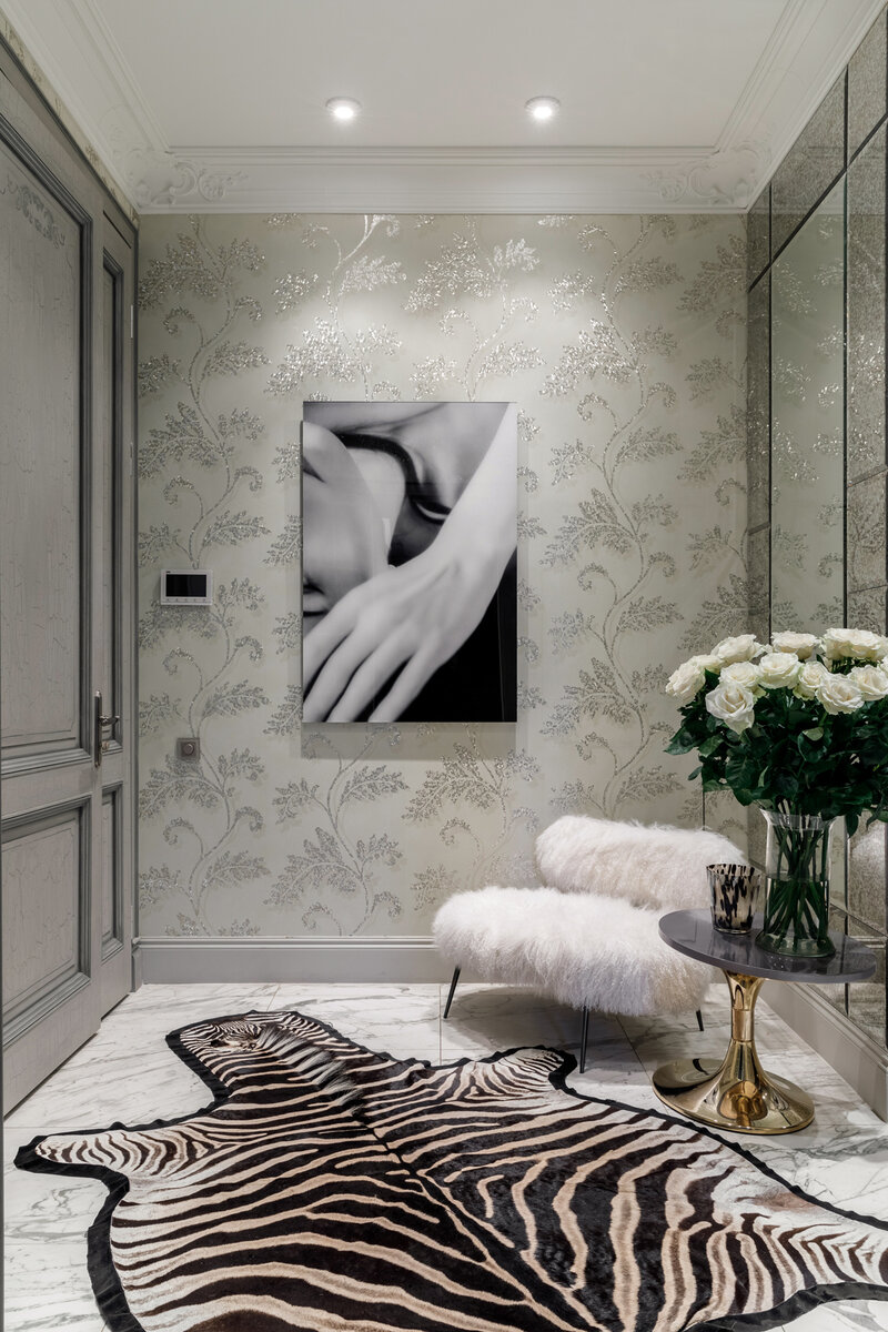 Фото: Александр Володин. Прихожая. Журнальный столик, Asnaghi. Кресло, Baxter. Ковер из шкуры зебры — собственность заказчицы. Обои, Harlequin. На стене — работа Нины Ай-Артян.