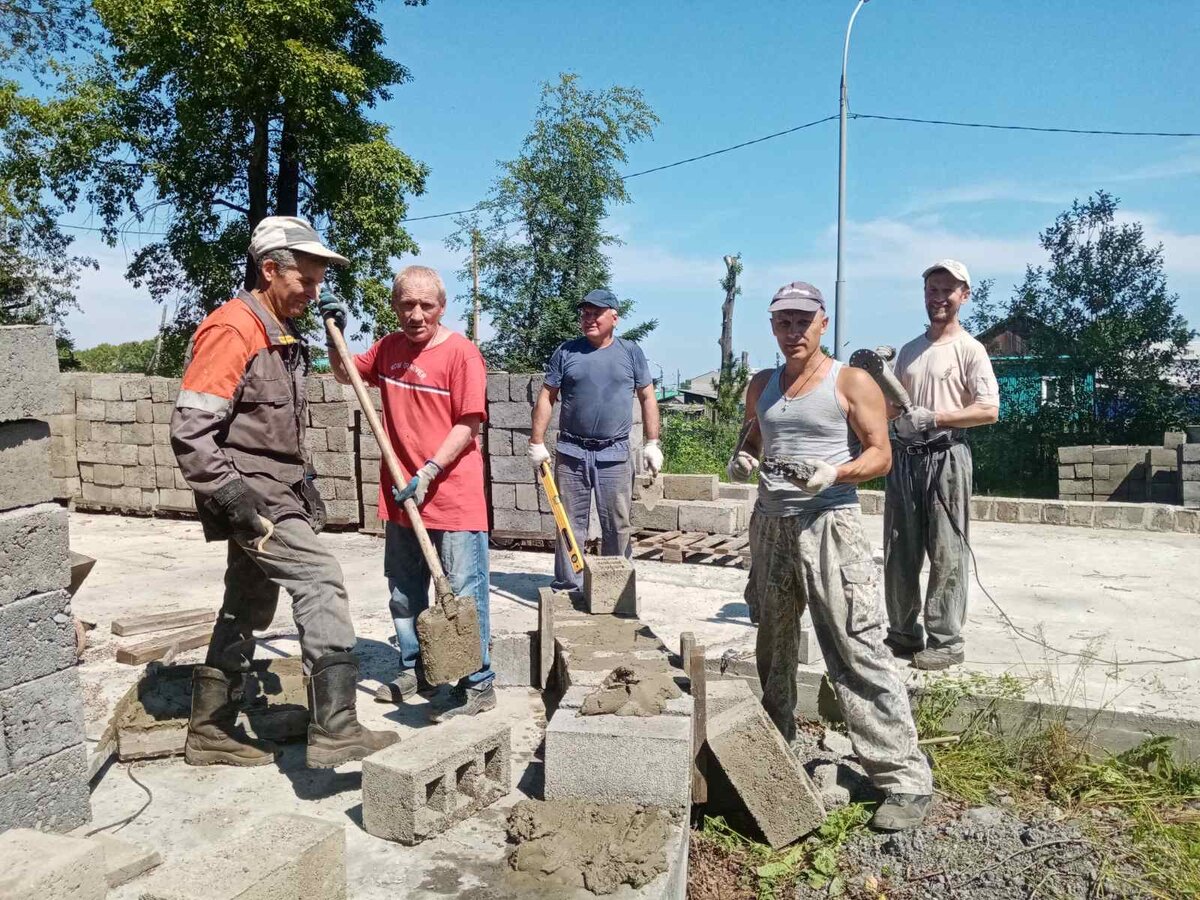 На строительстве храма жители Бабушкина Игорь Маслахов, Александр Кудимов, Леонид Таджибаев, Андрей Есин, Михаил Карнаков.