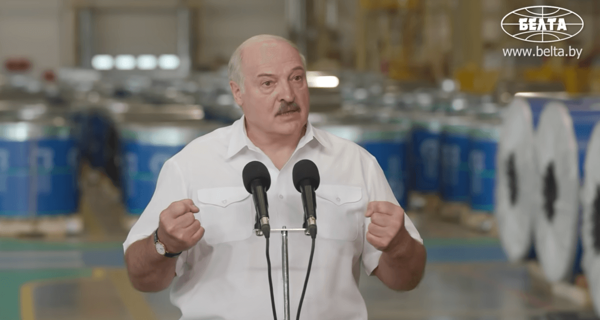 Александр Лукашенко выступает перед коллективом предприятия