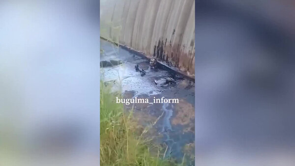 Прохожий снял застрявшего в мазуте мужчину, пока тот ожидал прибытия спасателей. Видео © Instagram (запрещён на территории РФ) / bugulma_inform