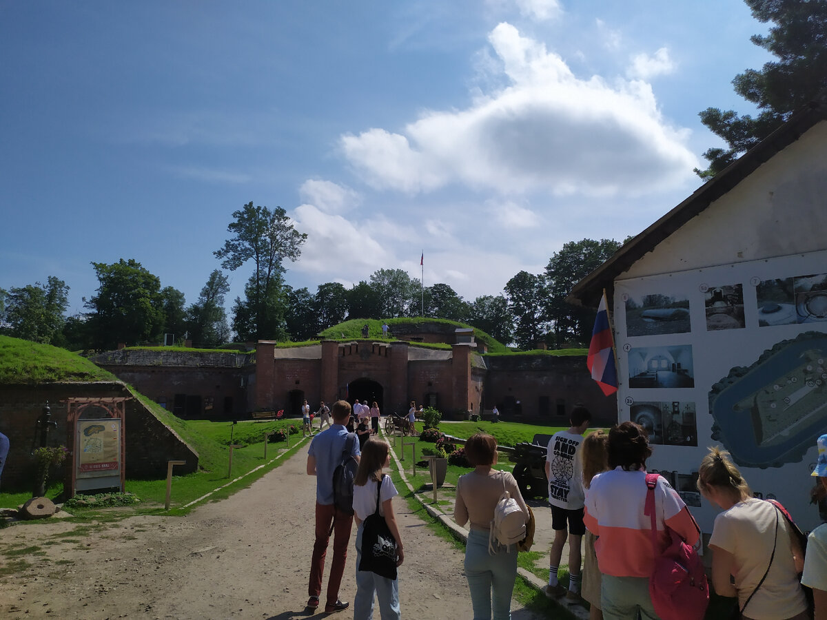 Форт - это такая замаскированная крепость-укрепление. Самое интересное внутри, а кролики бегают снаружи →