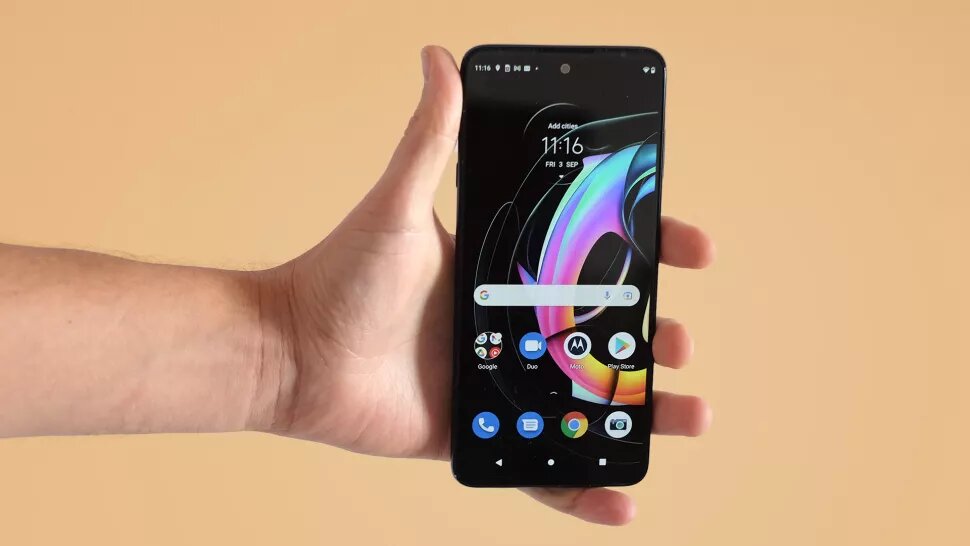 Motorola Edge 20 Lite стремится произвести впечатление в нескольких ключевых областях