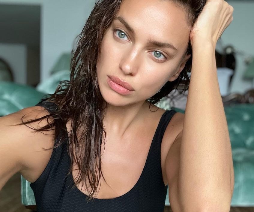     «Оттенок загара нереально красивый»: Ирину Шейк в дерзком мини сравнили со студенткой