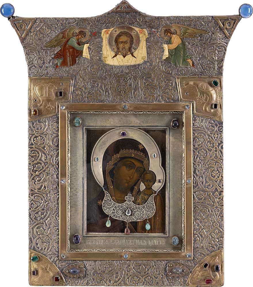 БОГОМАТЕРЬ КАЗАНСКАЯ 1908–1917 годы. Москва. Оклад: К.И. Конов.  Киот: Торгово-промышленное товарищество «П.И. Оловянишникова сыновья» (по рисунку С.И. Вашкова) Дерево, темпера; медный сплав, тиснение, серебро, чеканка, гравировка, скань, золочение, полудрагоценные и поделочные камни, стекла. 51 × 34 × 5,4 (киот); 27 × 22,5 см (икона). Собрание Музея имени Андрея Рублева