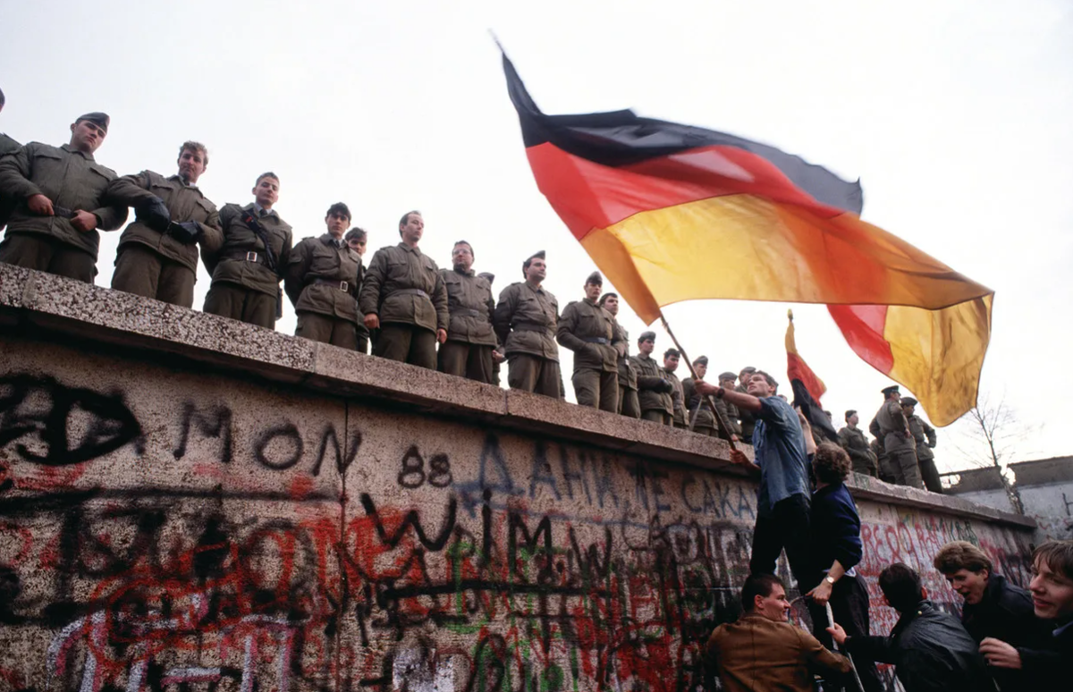Германия будет разрушена. Berlin Wall 1989. 9 Ноября 1989 Берлинская стена. Падение Берлинской стены 1989.