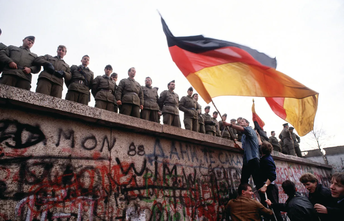 В каком году рухнула берлинская стена год. Berlin Wall 1989. Падение Берлинской стены 1989. Падение Берлинской стены в Германии.