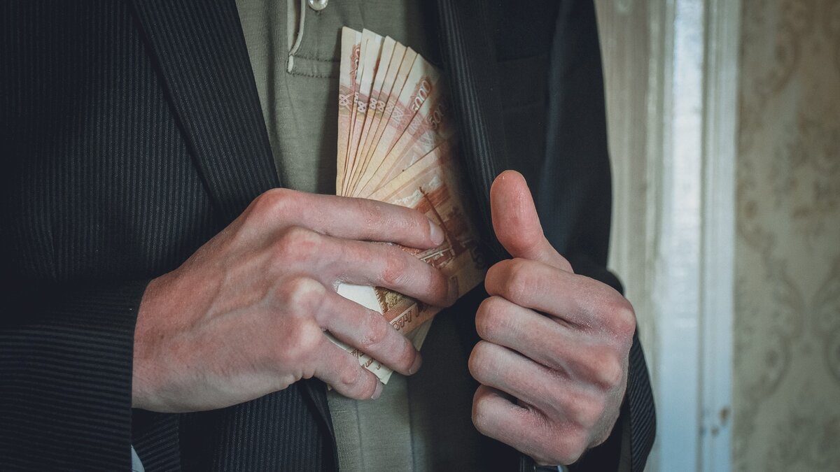     За три года они получили около 20 взяток на сумму более 25 млн рублей.