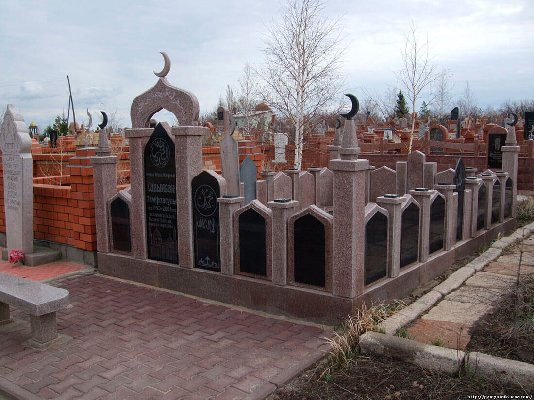 Украшать места захоронения близких принято в разных культурах. Не все знают, что памятники на кладбищах устанавливают не только христиане, но и мусульмане.-2