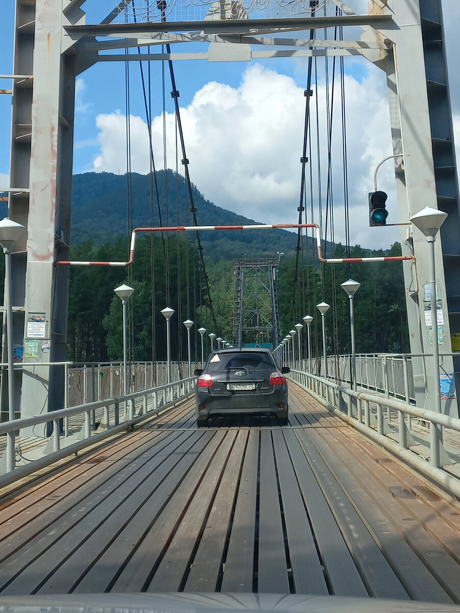Въезд через подвесной мост. В принципе, здесь все мосты подвесные.