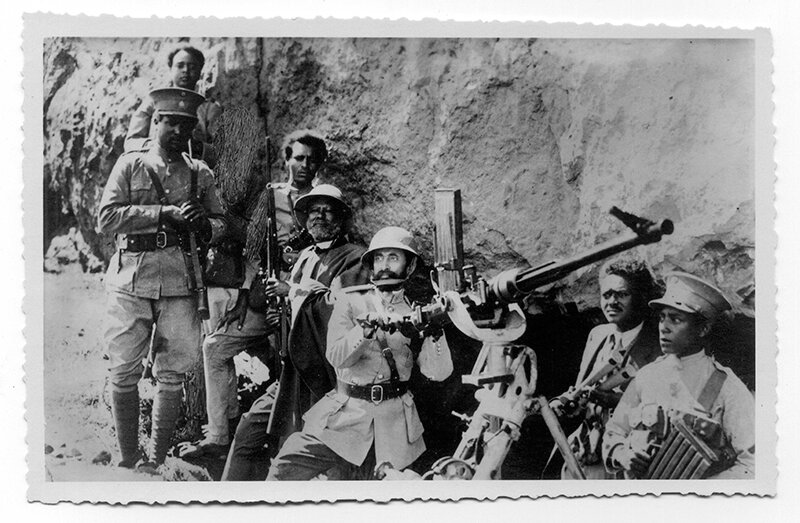 Император Эфиопии Хайле Сеслассие позирует с 20 мм зенитной пушкой "Örlikon Tуpe 1S" во время Второй Итало-эфиопской войны 1935-1936 гг.