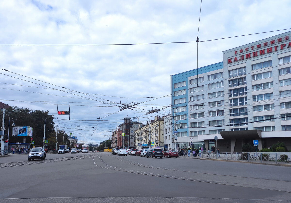 Огромный пустой перекрёсток. Будний день 