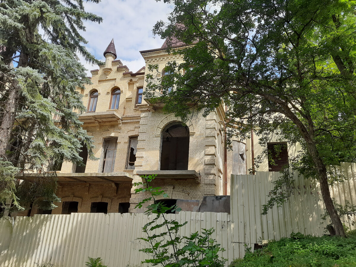 заброшенная дача нестора лакоба бильярдный стол