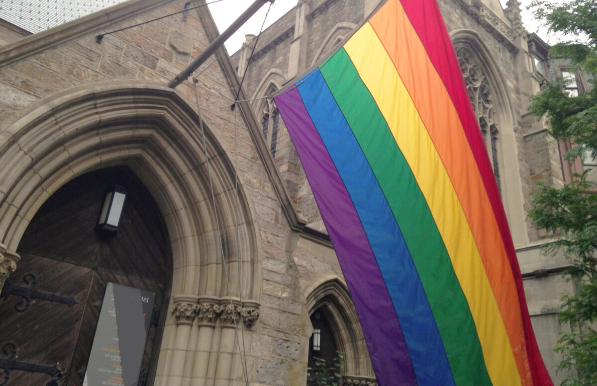 ЛГБТ-флаг на фоне церкви